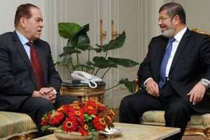 Le nouveau président égyptien Mohamed Morsi (d) et le Premier ministre Kamal al-Ganzuri. © AFP