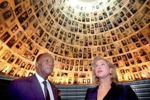 Le chef de l’État ivoirien et son épouse Dominique, au Mémorial de Yad Vashem, à Jérusalem. © AFP