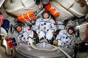 Jing Haipeng (centre), Liu Wang et Liu Yang dans la capsule Shenzhou-9. © SIPA
