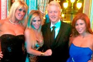 Bill Clinton entouré de Tasha Reign et de Brooklyn Lee, deux stars du cinéma porno. © DR