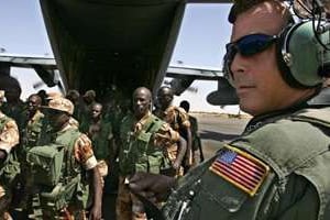 Un militaire américain avec des soldats de l’UA. © AFP