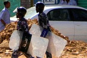 Des membres des forces de l’ordre soudanaises dans Khartoum. © AFP