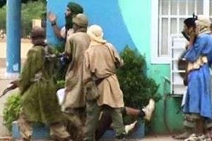 Capture d’écran d’une vidéo montrant des islamistes armés patrouillant dans une rue de Gao. © AFP