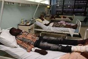Des hommes blessés dans des affrontements tribaux sont soignés dans un hôpital de Tripoli. © AFP