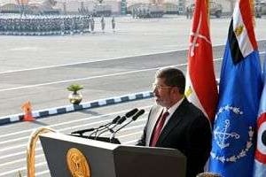 Mohamed Morsi prononçant un discours sur une base militaire du Caire le 30 juin 2012. © AFP