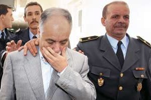 Baghdadi Mahmoudi, lors de son arrivée ua tribunal, à Tunis, en novembre 2011. © Fethi Belaid/AFP
