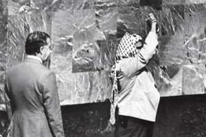 Yasser Arafat, le 13 novembre 1974 à l’assemblée générale de l’ONU. © AP/SIPA