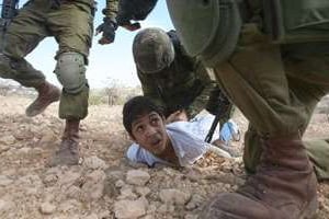 Un enfant palestinien arrêté par l’armée israélienne à Beit Omar, en Cisjordanie. © Reuters