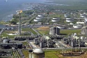 Le Nigeria compte actuellement quatre raffineries d’une capacité cumulée de 335 000 bpj, une fraction des besoins en produits pétroliers du huitième producteur mondial de pétrole.