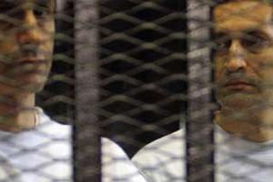 Alaa et Gamal Moubarak lors de leur premier procès, au Caire. © AFP