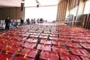 Des urnes venant des différents bureaux de vote sont rassemblées, le 8 juillet 2012 à Tripoli. © AFP