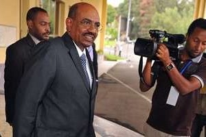 Le président soudanais Omar el-Béchir à Addis Abeba quitte une réunion de l’Union africaine. © AFP