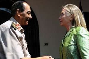 Le général Mohamed Tantawi et Hillary Clinton le 15 juillet 2012 au Caire. © AFP