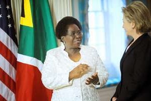 L’ex-femme de Jacob Zuma avec Hillary Clinton, à Washington en mars 2009. © AFP