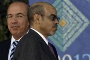 Meles Zenawi (D) à côté du président mexicain Felipe Calderon le 18 juin 2012 à Los Cabos. © Cris Bouroncle/AFP/Archives