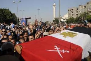 Des Eyptiens portent le cercueil d’Omar Souleimane, le 21 juillet 2012 au Caire. © AFP