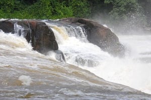 Les Chutes de l’Impératrice, sur la rivière Ngounié, vont permettre de produire 70 MW à un coût inférieur aux énergies fossiles. © Coder Gabon 2011