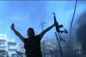 Capture d’écran d’une vidéo YouTube montrant un rebelle syrien à Alep, le 23 juillet 2012. © YouTube/AFP