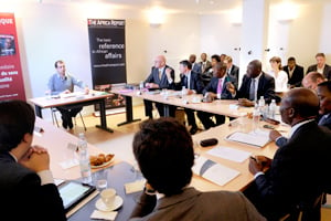 Paris, rue d’Auteuil. Au centre, le modérateur Frédéric Maury (J.A.), puis, de gauche à droite : Jean-Luc Ricci (HEC), Roland Riboux (Fludor Bénin), Ignace Clomegah (Afrique Audit & Consulting), Olivier Behle (Behle & Associés), Jean-Michel Meyer (J.A.), Lassiné Diawara (Mabucig) et Henri-Claude Oyima (BGFI Bank). Vincent Fournier pour JA