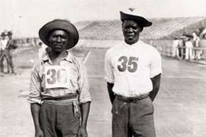 Len Tau (n°35) et Jan Mashiani (n°36) sont les premiers Africains noirs à participer aux Jeux. © DR