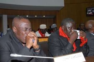 Des membres du parlement pleurent la mort du président du Ghana John Atta Mills, le 24 juillet 2012 © AFP