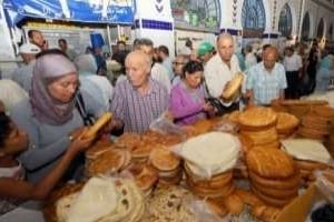 Des Tunisiens achètent du pain pour la rupture du jeûne, à Tunis en 2011. © Fethi Belaid/AFP