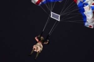 Une fausse Elizabeth II saute en parachute sur le stade olympique à l’ouverture des JO de Londres. © Olivier Morin/AFP