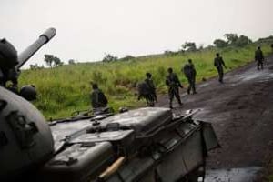 Des soldats du M23 avançant vers Kibumba. © AFP