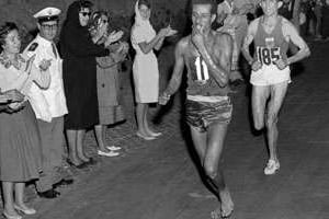 Abebe Bikila remporte, pieds nus, le marathon de Rome en 1960. © AFP