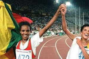 L’Éthiopienne Derartu Tulu et la Sud Africaine Elana Meyer. © AFP