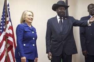 Hillary Clinton et Salva Kiir, le 3 août 2012 à Juba. © AFP