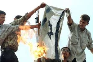 Des étudiants égyptiens brûlent un drapeau israélien, le 3 octobre 2000 au Caire. © AFP