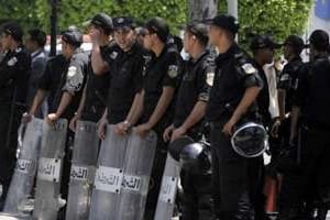Des policiers, avenue Bourguiba, avant une manifestation à Tunis. © AFP