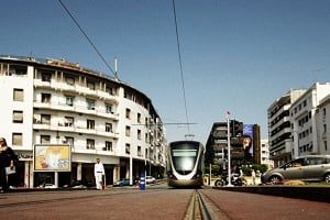 Le Maroc s’est lancé dans un ambitieux programme d’infrastructures, ici le tramway à Rabat, alors que la conjoncture économique ne lui est pas favorable. © Hassan Ouazzani/JA