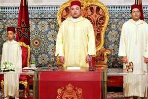 Mohammed VI entouré de son fils et de son frère, au palais de Rabat, le 30 juillet. © Sipa