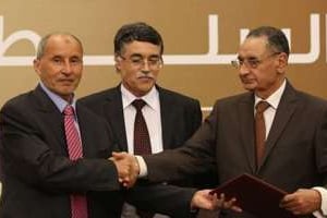 Mustapha Abdeljalil (g) remet les pouvoirs à Mohamed Ali Soulayem (d), le 8 août 2012 à Tripoli. © AFP