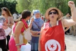 Des Tunisiennes manifestent devant le siège de l’Assemblée nationale constituante, le 8 août. © AFP