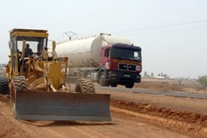 La BAD multiplie les investissements dans les infrastructures ; ici, la route entre la frontière togolaise et Ouagadougou, la capitale burkinabè. © Ebomaf