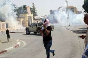 Tirs de gaz lacrymogèneslors de la manifestation du 9 août à Sidi Bouzid. © Mokhtar Kahouli/AFP