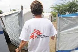 Une membre de MSF dans un camp en Haïti où le choléra est traité, le 1er juin 2011. © AFP