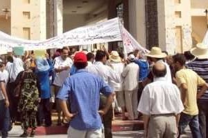 Des habitants de Sidi Bouzid manifestent devant le siège du gouvernement provincial le 9 août 2012 © AFP