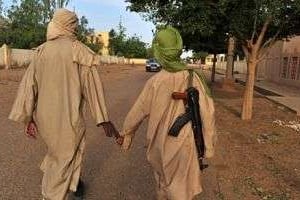 Deux jeunes combattants islamistes dans une rue de Gao le 17 juillet 2012. © AFP