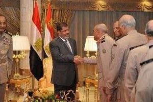 Mohamed Morsi (c) et le maréchal Hussein Tantaou (g), le 29 juillet 2012 au Caire. © AFP