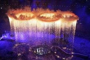 Les anneaux olympiques s’embrasent lors de la cérémonie d’ouverture des JO de Londres. © AFP
