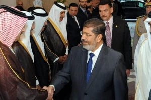 L’émir du Qatar Hamad Ibn Khalifa Al Thani a rendu visite pour la première fois ce weekend au nouveau président égyptien Mohamed Morsi. © AFP