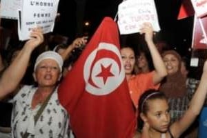 Les Tunisiennes étaient nombreuses à descendre dans la rue à Tunis, le 13 août au soir. © Fethi Belaid/AFP