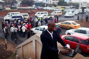 Dans les rues de Nairobi, un ingénieur d’IBM relève des statistiques sur le trafic afin de proposer des solutions informatiques aux embouteillages. © IBM