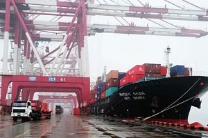 Un porte-conteneurs au port de Qingdao, en Chine. La balance commerciale de l’Afrique vis-à-vis de la Chine est bénéficiaire d’une vingtaine de milliards de dollars. © AFP