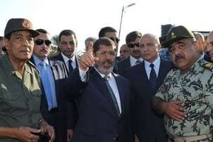 Le président égyptien (c) et le maréchal Tantaoui, le 6 août dans le nord du Sinaï. © AFP