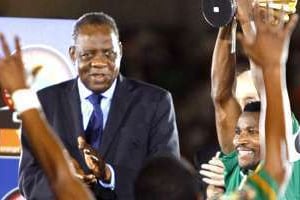 Le président de la CAF avec les joueurs Zambiens vainqueurs de la CAN 2012. © Sipa